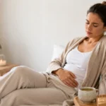 Kvinde med PMS og menstruationssmerter søger naturlig behandling med akupunktur og TCM